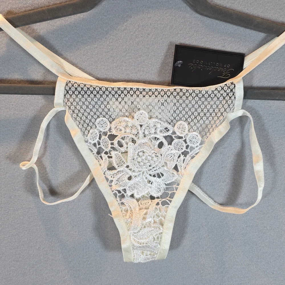 Frederick's of Hollywood Cream Lace Panty Thong Size MEDIUM NWT